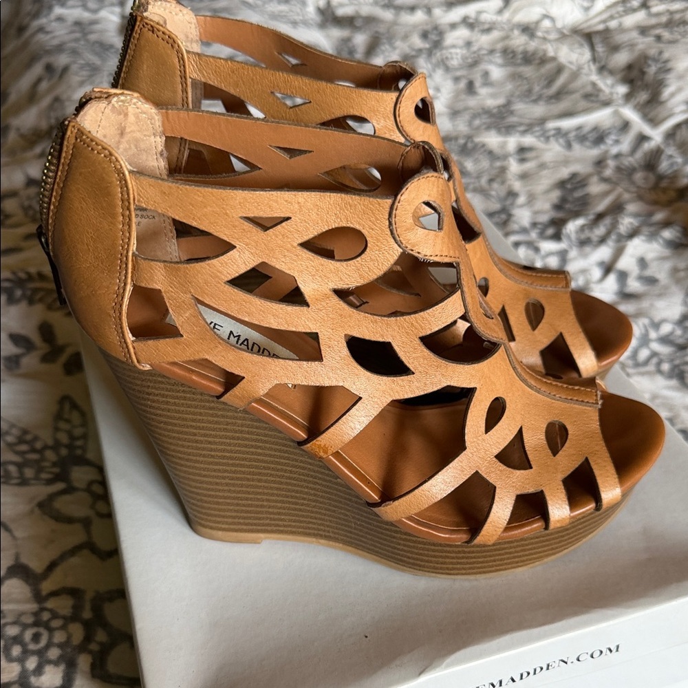 Steve Madden Tan Cutout Wedges